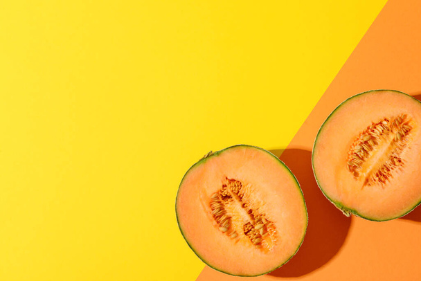 Puolikkaat makea meloni värikkäällä taustalla - Valokuva, kuva