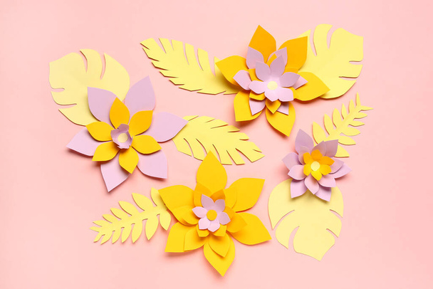 Πολύχρωμα λουλούδια origami με φύλλα σε ροζ φόντο - Φωτογραφία, εικόνα