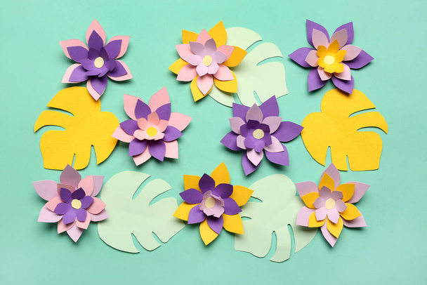 Színes origami virágok levelek zöld háttér - Fotó, kép