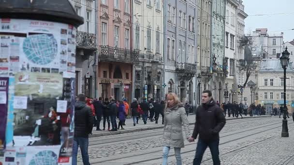 Lwów, Ukraina - 28 lutego 2015 r. Lwów Centralny plac zajęty z pieszych chodzenie i jazda tramwajem - Materiał filmowy, wideo