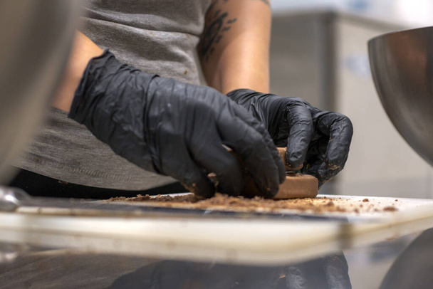chef taglio caramelle cioccolato fondente per la preparazione torta di formaggio primi piani colpi, catering cucina professionale - Foto, immagini