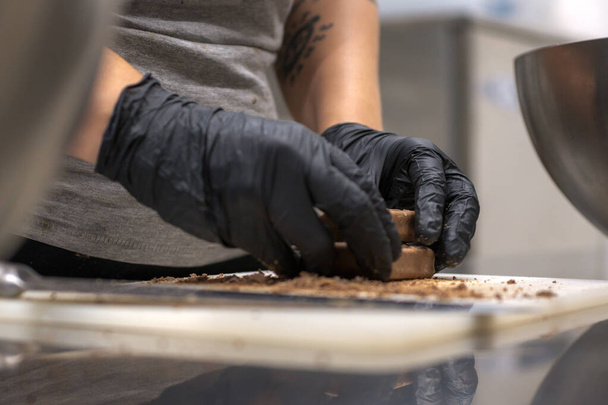 chef corte chocolate caramelo de chocolate para la preparación de tartas de queso primeros planos, catering cocina profesional - Foto, Imagen