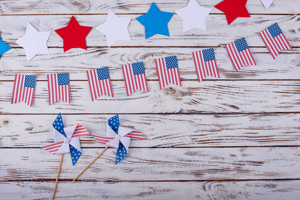 Γιορτή της Πρωτομαγιάς με σημαία των ΗΠΑ και χάρτινη διακόσμηση - Φωτογραφία, εικόνα