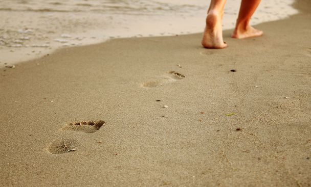 Vrouw voetafdrukken in zand - Foto, afbeelding