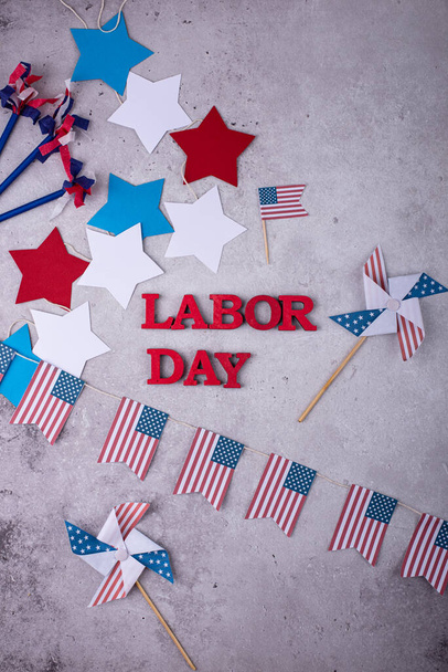 Празднование Дня труда с флагом США и бумажными украшениями - Фото, изображение