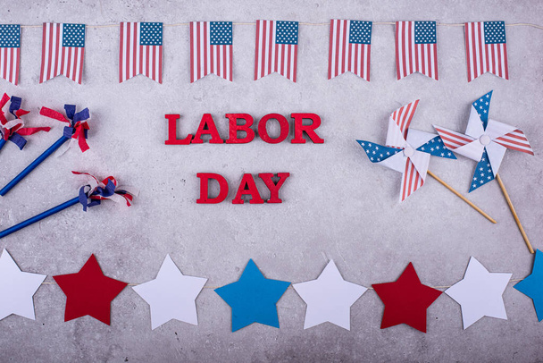 Празднование Дня труда с флагом США и бумажными украшениями - Фото, изображение