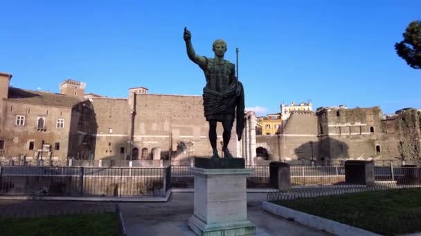 Vue panoramique de la statue en marbre de Trajan imperator Via dei Fori Imperiali à Rome, Italie - Séquence, vidéo
