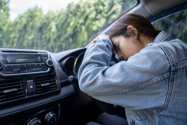 Triste donna asiatica in macchina, è coinvolta in un incidente stradale - Foto, immagini