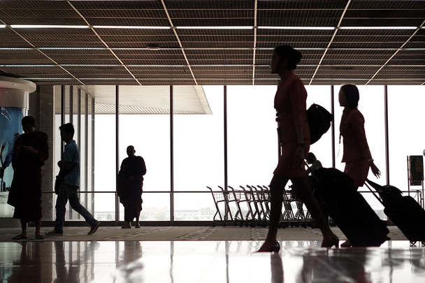 Sylwetki ludzi na lotnisku - Zdjęcie, obraz