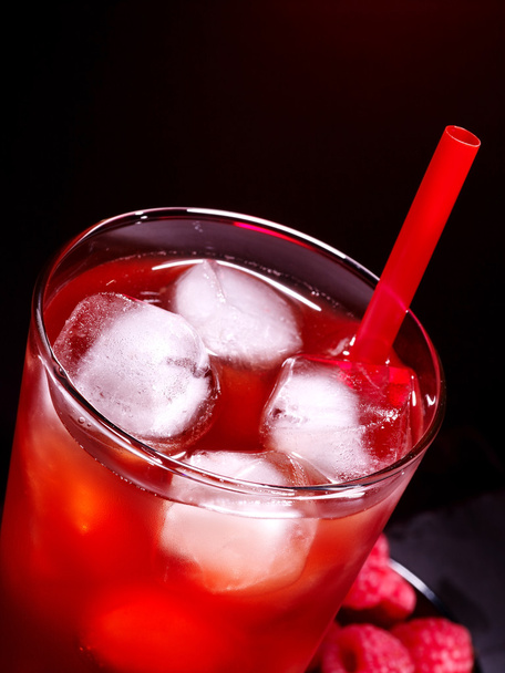 Bebida roja con hielo cúbico
 - Foto, imagen
