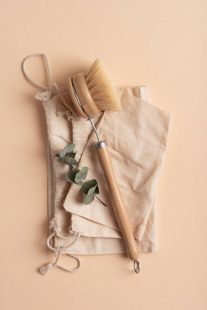 Eco wooden dish brush and cotton bags. Zero waste concept. Multi functional kitchen cleaning tool and cotton bags for sustainable lifestyle. - Φωτογραφία, εικόνα