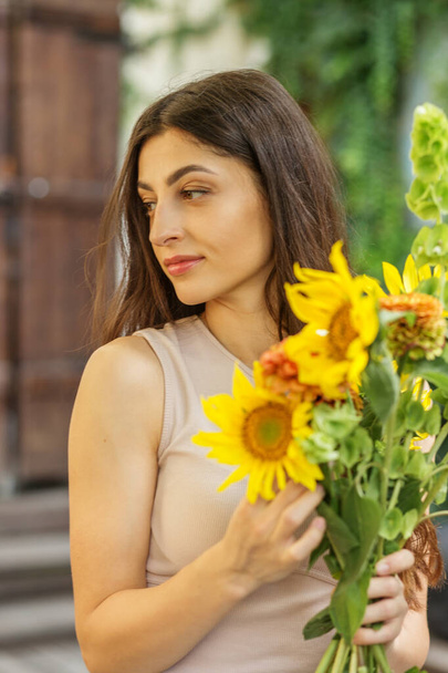 Başlangıçta başarılı küçük işletme girişimcisi kadın çiçeklerle duruyor ve buket yapıyor.. - Fotoğraf, Görsel