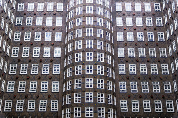 Facciata dell'edificio Sprinkenhof con più finestre ad Amburgo, Germania - Foto, immagini