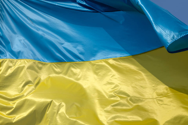 Άποψη της εθνικής σημαίας της Ουκρανίας κυματίζει στον άνεμο - Φωτογραφία, εικόνα