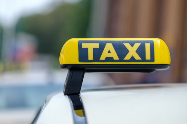 Nahaufnahme eines Taxischildes auf dem Autodach in Bonn - Foto, Bild