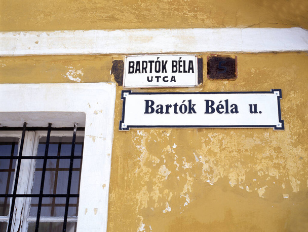 Régi Bartok Béla zeneszerző és zenész, utcai névtábla az ősi sárga falon Budapesten - Fotó, kép