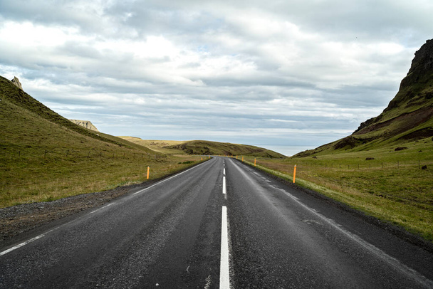 Islandia droga w lecie z zachmurzone niebo - Zdjęcie, obraz