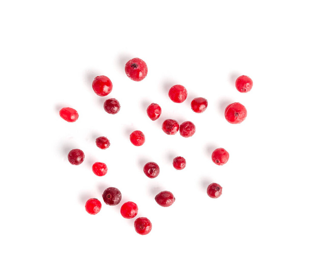 Lingonberry congelée isolée, Parsemée de myrtille glacée, Canneberge des neiges, Baies de Viburnum rouge, Lingonberry congelée sur fond blanc Vue du dessus - Photo, image