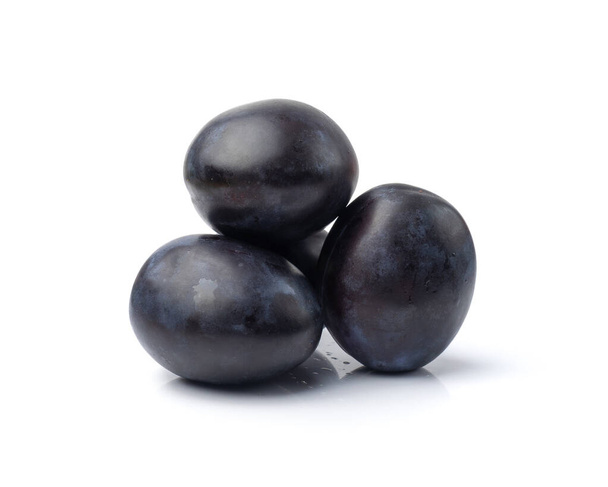 Szilva izolált, teljes kék szilva Pile, érett friss szilva, sötétkék egészséges Stone gyümölcsök, szilva fehér alapon - Fotó, kép