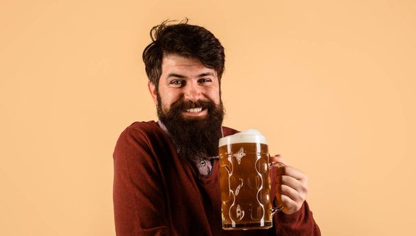 アルコール。 オクトーバーフェストのお祝い。 ビールの排気。 ドイツの伝統。 パブやバーでビールのマグカップで幸せな男. ブルワリーのコンセプト。 笑顔のひげをした男は,クラフトビールをテイスティング. ラガーやダークビール - 写真・画像