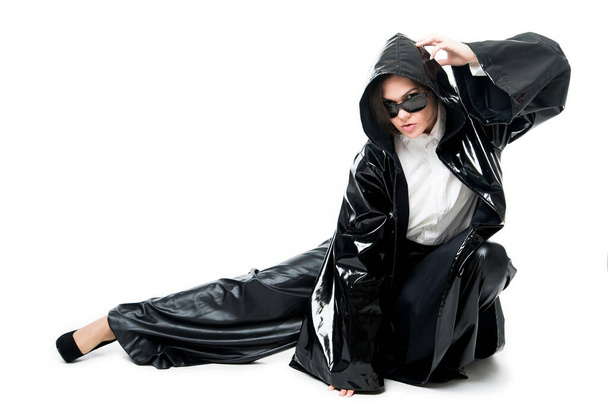Donna in mantello nero, isolata su sfondo bianco - Foto, immagini