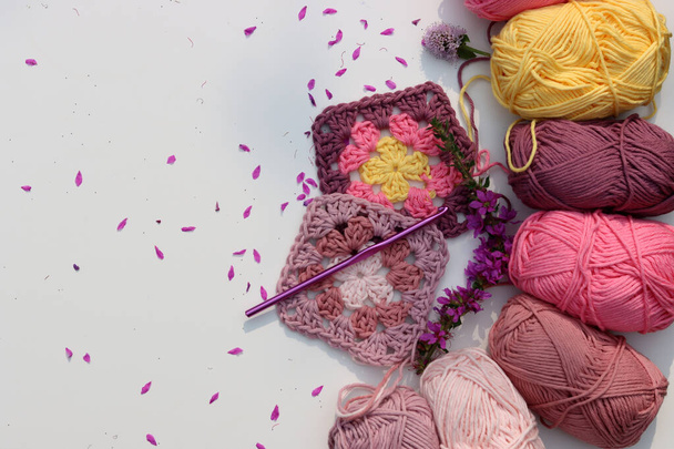 Printemps crochet idées. Magnifique motif en fil de coton rose doux. Carte de vœux de Pâques. Concept cadeaux faits à la main.  - Photo, image