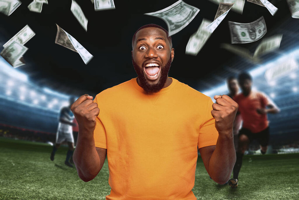 サッカーの試合でお金の力と賭けの概念 - 写真・画像
