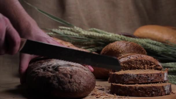 Cutting black bread - Footage, Video