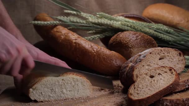 Snijden van tarwe broodje - Video