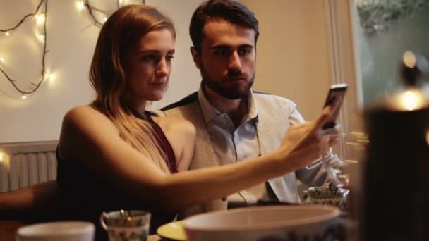 Man and woman taking selfie - Video, Çekim