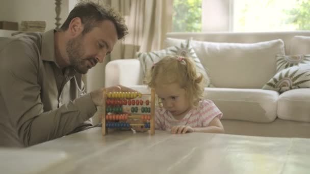 Father and daughter counting abacus - Imágenes, Vídeo