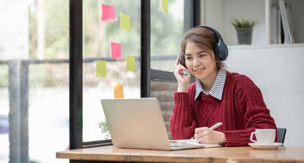 Asiatische Studentinnen studieren online im Unterricht, studieren online, tragen Kopfhörer, sehen Videoanrufe, zoomen, glücklich asiatische weibliche Sprache online mit Computer-Laptop lernen - Foto, Bild