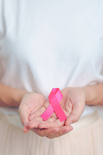Różowy Październik Rak piersi miesiąc świadomości, kobieta z różową wstążką w szpitalu dla wsparcia ludzi życie i choroby. Narodowy miesiąc chorych na raka, koncepcja Dzień Matki i Światowego Dnia Raka - Zdjęcie, obraz