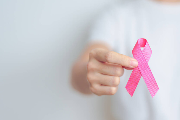 Ροζ Οκτώβριος μήνα ευαισθητοποίησης του καρκίνου του μαστού, γυναίκα με ροζ κορδέλα στο νοσοκομείο για την υποστήριξη της ζωής και της ασθένειας των ανθρώπων. Εθνικό μήνα επιζώντες του καρκίνου, Μητέρα και παγκόσμια ημέρα του καρκίνου έννοια - Φωτογραφία, εικόνα