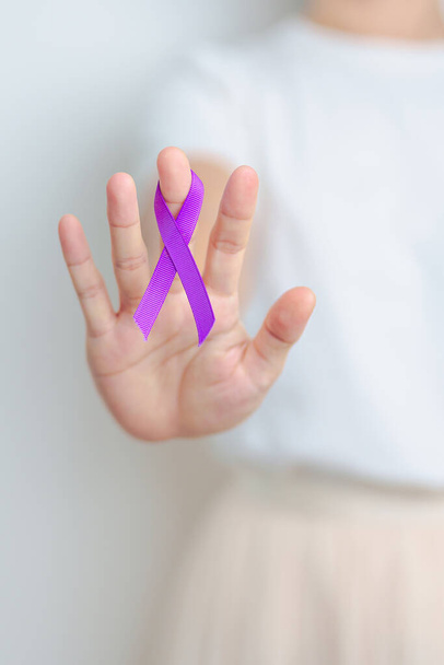 Mujer con cinta púrpura para violencia, páncreas, esófago, cáncer testicular, Alzheimer, epilepsia, lupus, sarcoidosis y fibromialgia. Mes de conciencia y concepto del Día Mundial del Cáncer - Foto, imagen