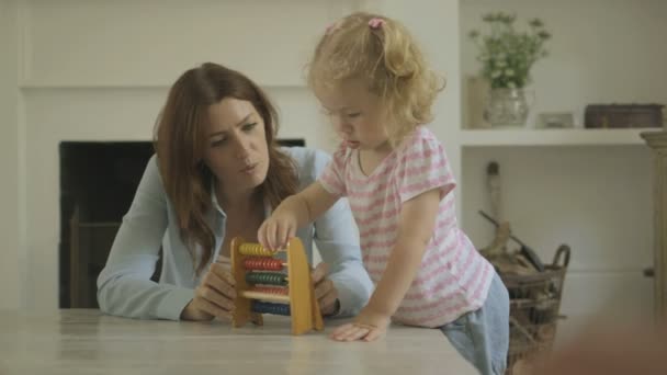 Motherand daughter counting abacus - Materiał filmowy, wideo
