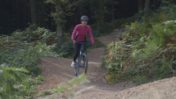 Pár pályán erdei kerékpározás - Felvétel, videó