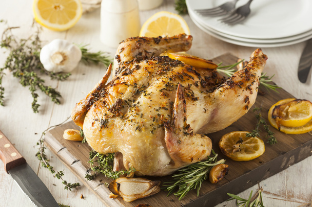 Homemade Lemon and Herb Whole Chicken - Foto, immagini