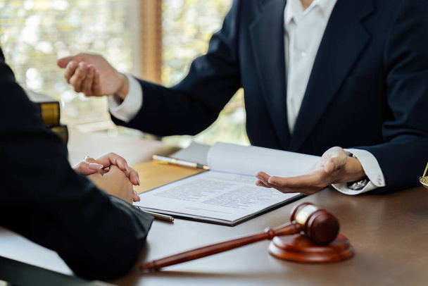 Üzletember és ügyvéd vagy bíró konzultál, hogy csapattalálkozó ügyfél. - Fotó, kép