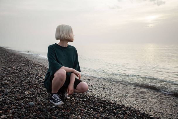 Портрет молодой блондинки на открытом воздухе - Фото, изображение
