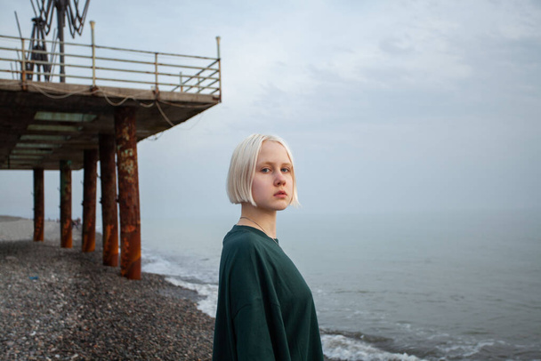 Femme blonde sur la plage de la mer portrait extérieur - Photo, image