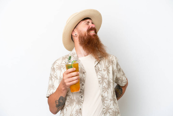 Homem ruivo com barba longa bebendo um coquetel em uma praia isolada no fundo branco sofrendo de dor nas costas por ter feito um esforço - Foto, Imagem