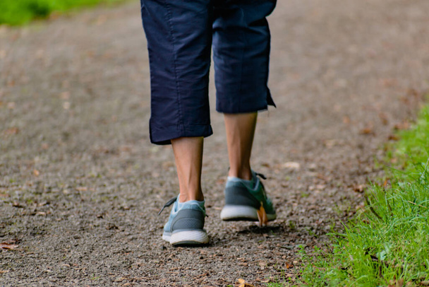 Nainen juoksukengät kävely polku, avuton toimintaa tehdä harjoitus - Valokuva, kuva