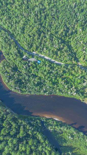 Letecký pohled na krásnou kanadskou lesní řeku v provincii Quebec - Fotografie, Obrázek