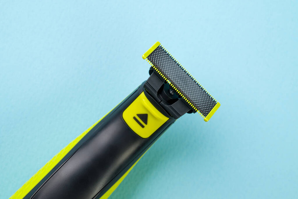 Перезаряжаемая электрическая бритва для бритья и обрезки черной и желтой бороды - Фото, изображение
