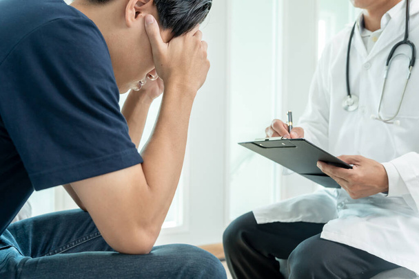 man with mental health problems is consulting. psychiatrist is recording the patient's condition for treatment. encouragement, love and family problem, bipolar , depression patient, protect suicide - Foto, imagen