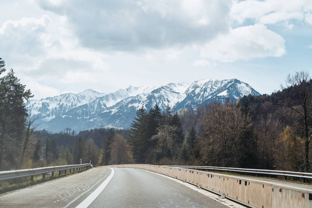 Paisaje escénico de Mountain Road. A Stunning Highway Journey through Colorful Nature in Europe (en inglés). Paisaje natural en una hermosa carretera. coche de conducción en la carretera en primavera. - Foto, Imagen