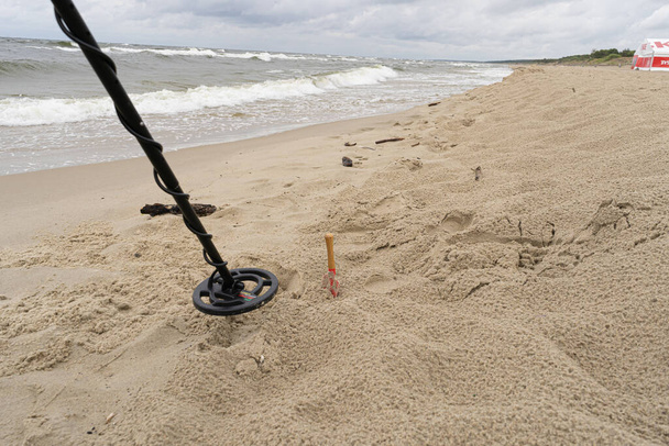 Metalen detector zoeken spoel scannen Beach Sand, Treasure Hunt, Verloren Juwelen, Strand Digger, Metaaldetectie Hobby, Kopieer ruimte voor tekst - Foto, afbeelding