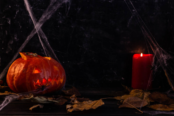 Decoraciones de Halloween, calabaza y velas, arañas, linterna Jacks de calabaza. Foto de alta calidad - Foto, imagen