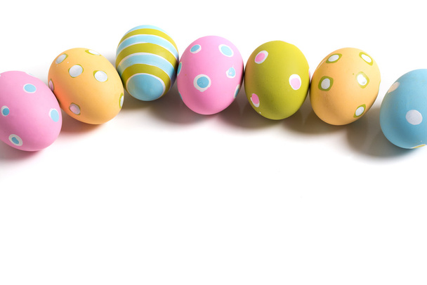 Huevos de Pascua decorados sobre un fondo blanco
 - Foto, imagen
